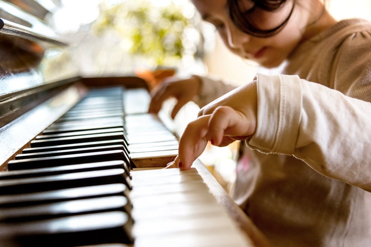 [تصویر:  child-_playing-_piano-min.jpg]